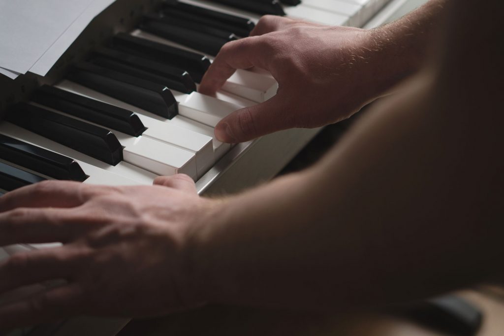 The Differences Between a Digital Piano and a Keyboard - Learn to Play an  Instrument with step-by-step lessons